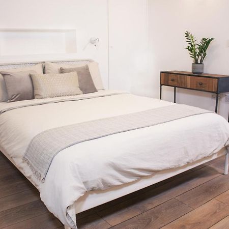 Spacious Industrial Style Apartment Лондон Экстерьер фото