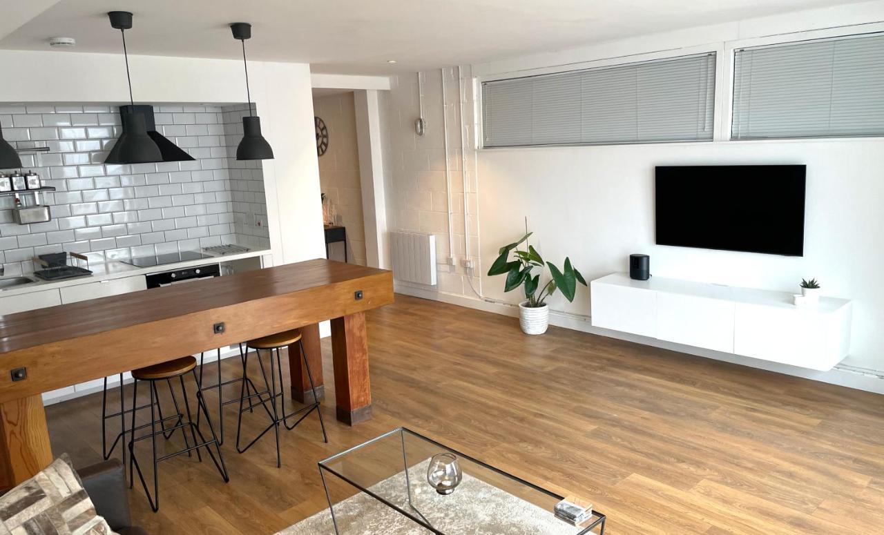 Spacious Industrial Style Apartment Лондон Экстерьер фото